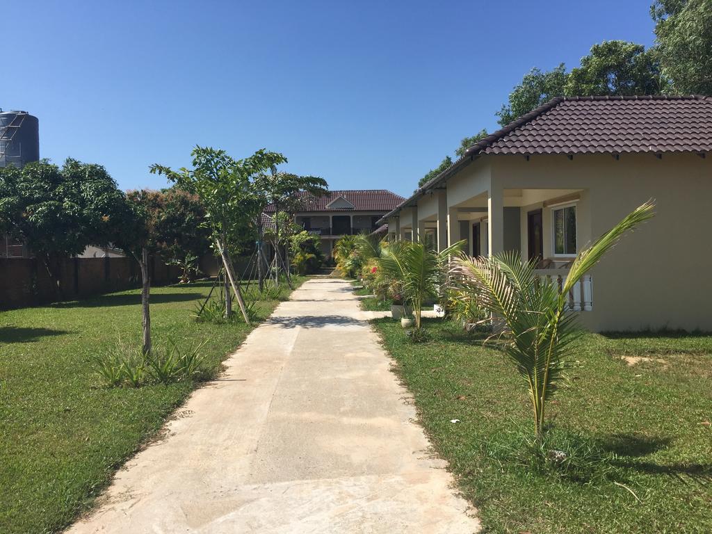 The Moonflower Bungalow Hotell Sihanoukville Exteriör bild